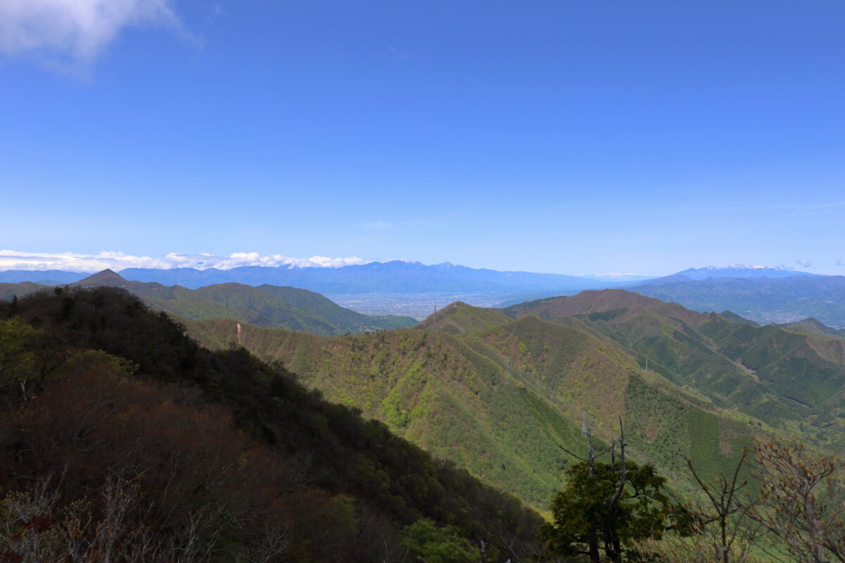 本社ヶ丸山頂からの甲府盆地の眺望