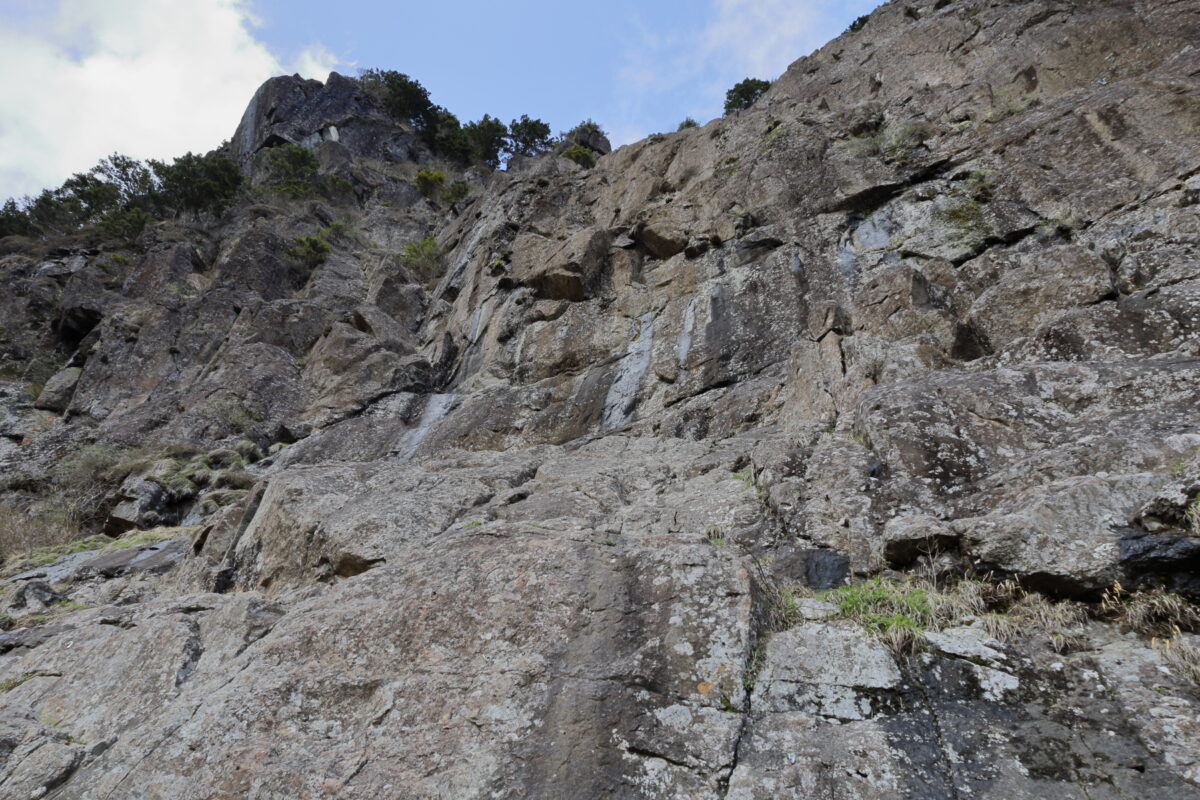 登山道から見上げる屏風岩