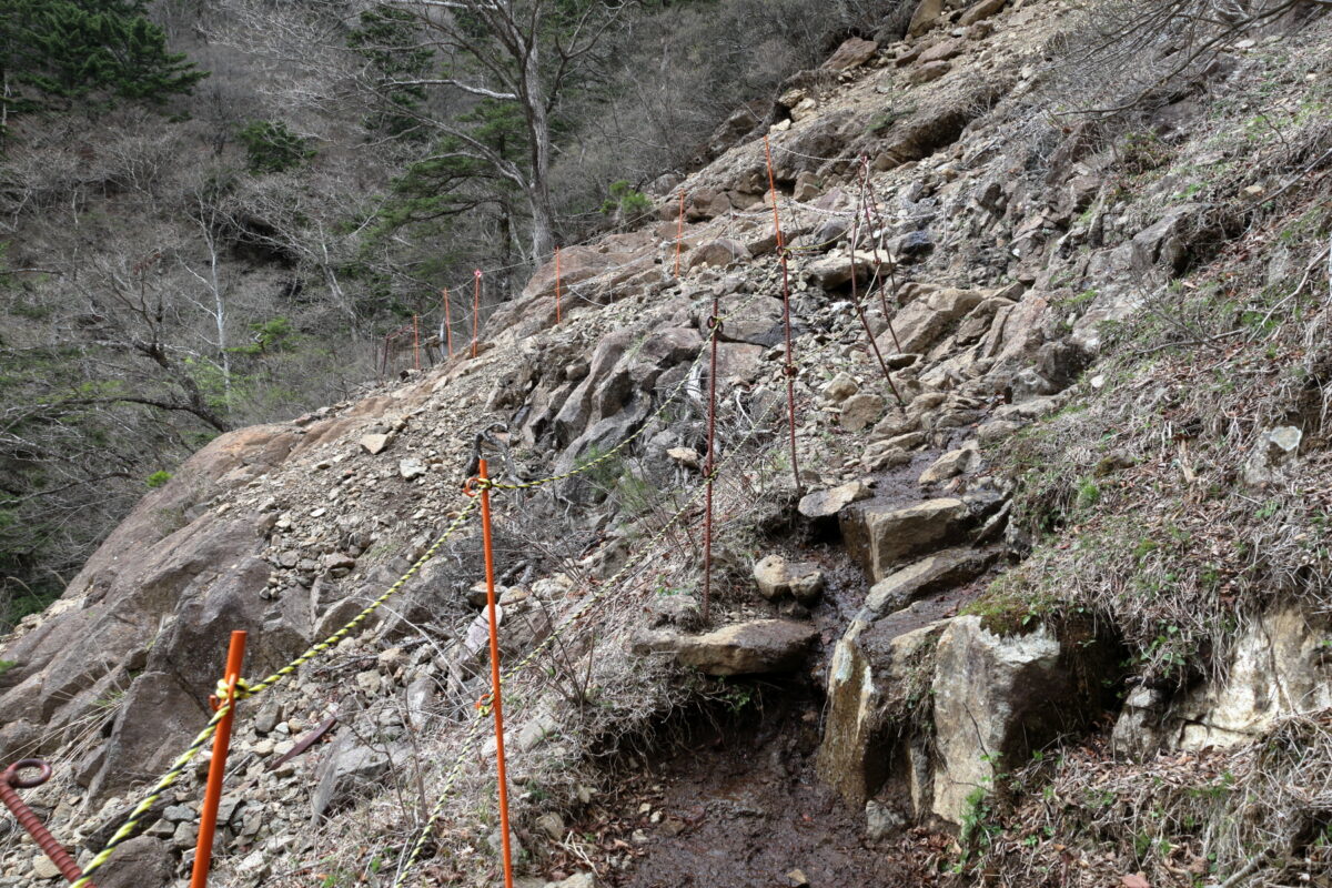 崩落箇所にロープが張られている三ッ峠山の登山道