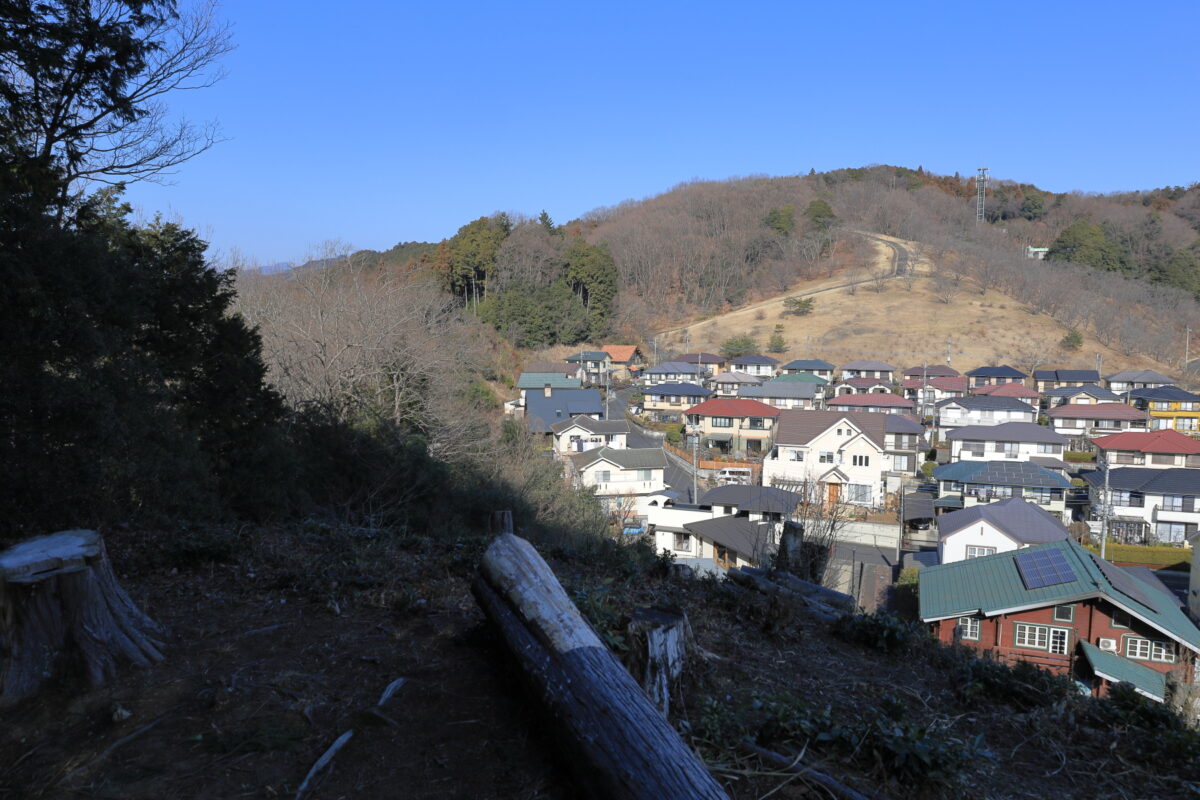 登山道からの久須美ケルンの眺め