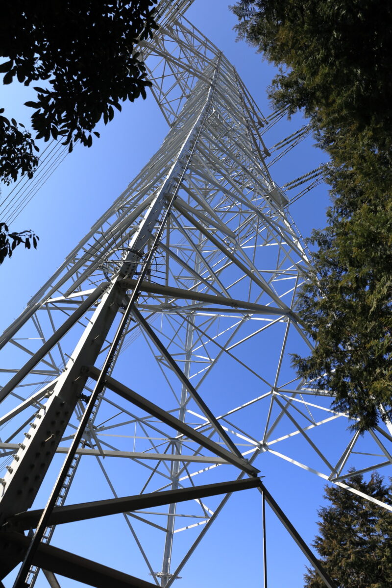 天覚山への登山道脇にある大きな鉄塔