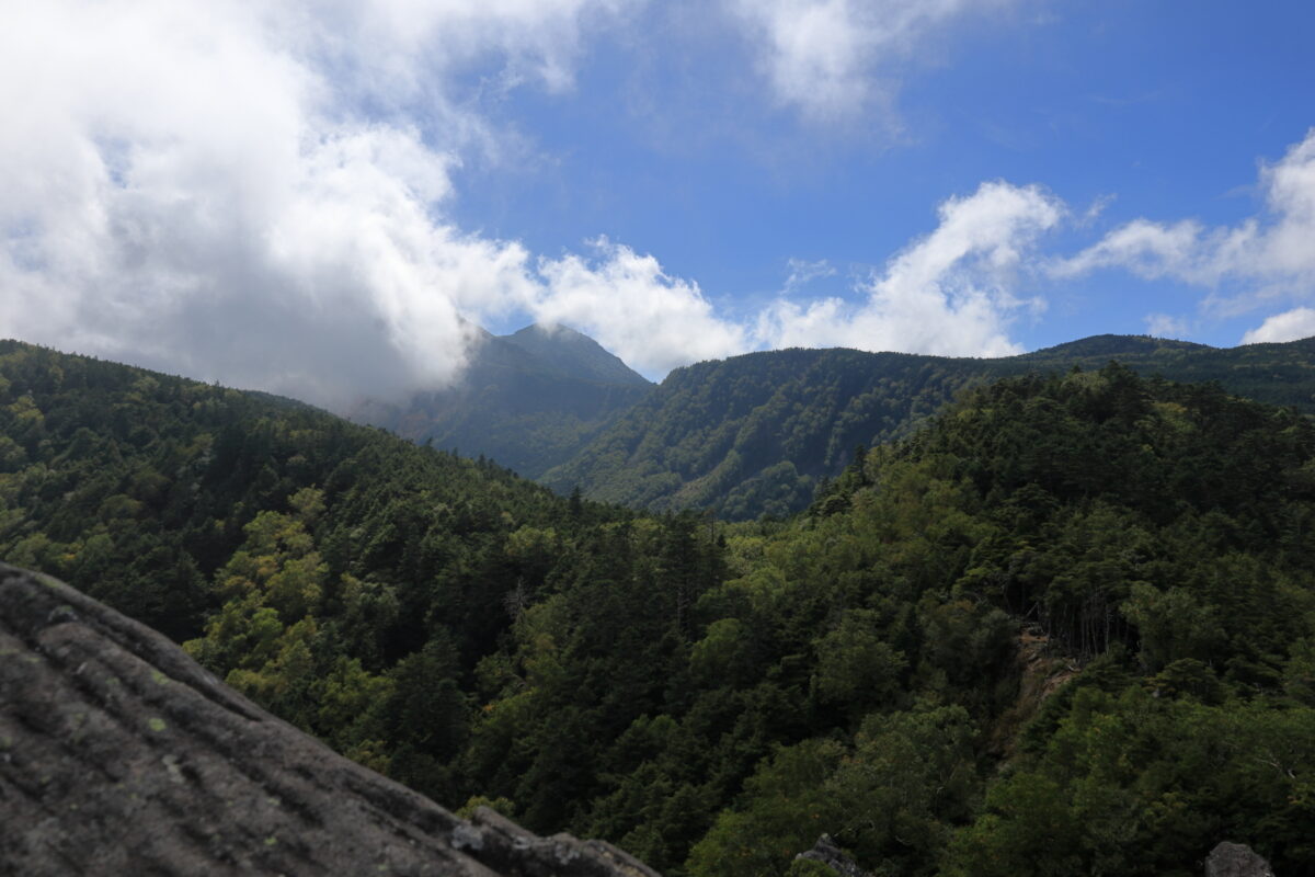 にゅう山頂から眺める天狗岳