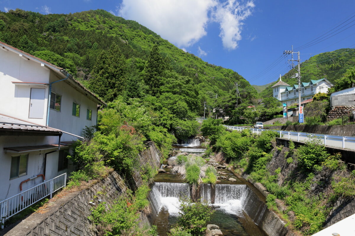 乾徳山登山口バス停の横を流れる徳和川