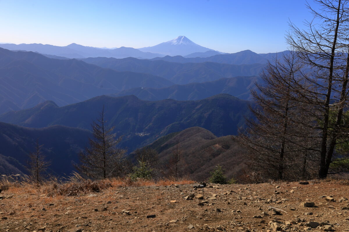 鷹ノ巣山山頂からの奥多摩の山々と富士山の絶景