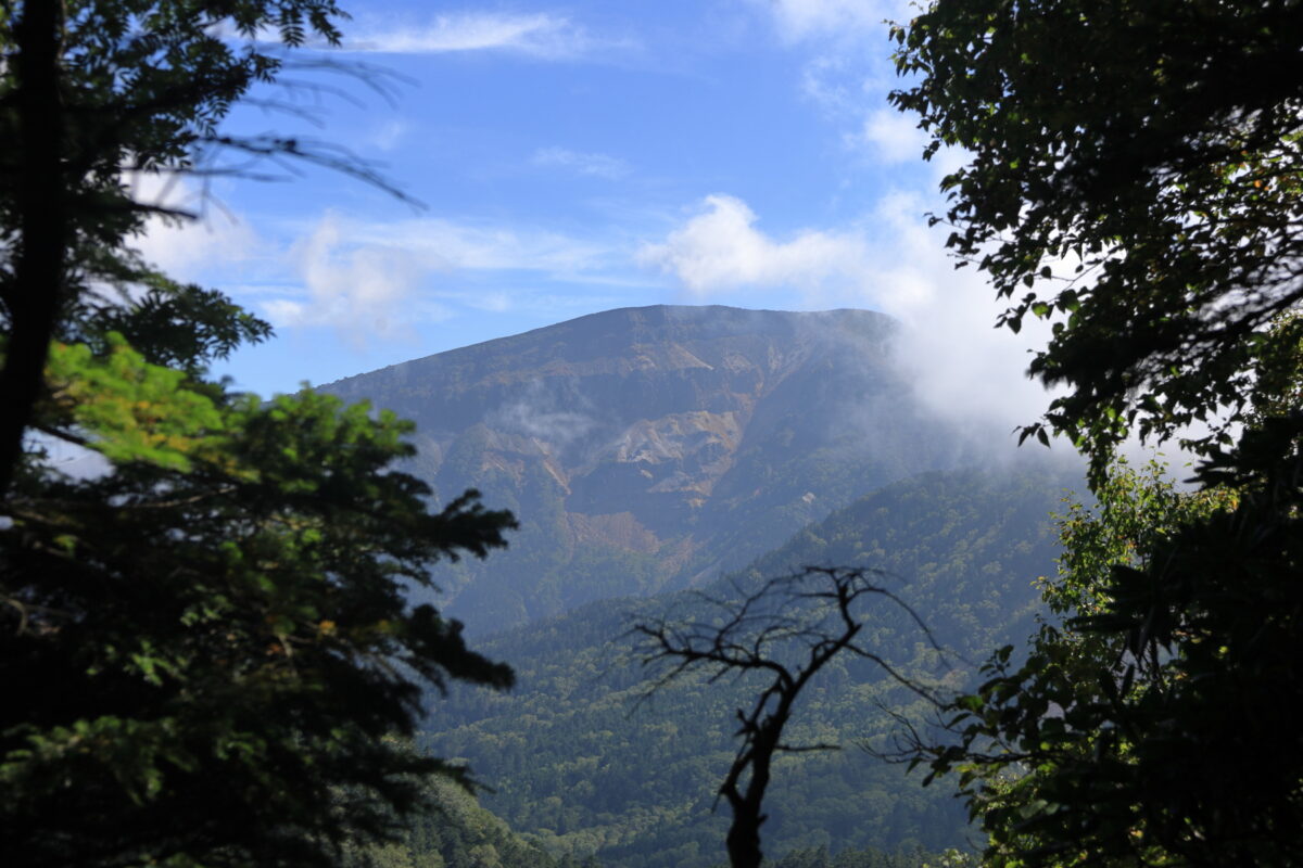 登山道からの硫黄岳の眺め