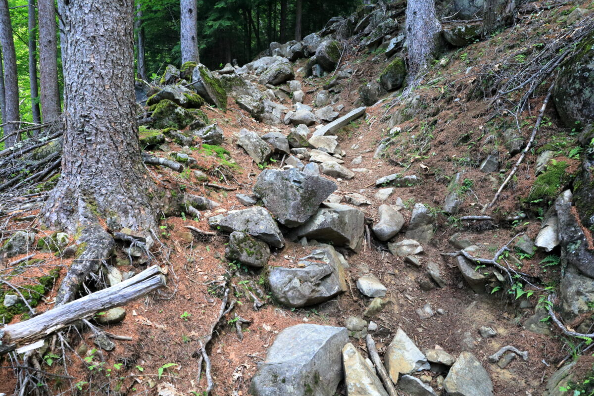 岩と急坂が増える乾徳山の登山道
