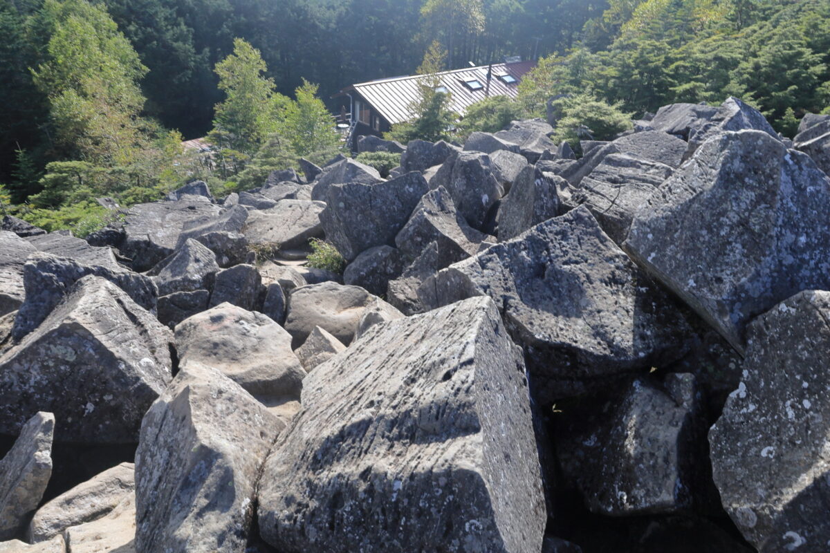 巨岩がゴロゴロと積み重なる高見石