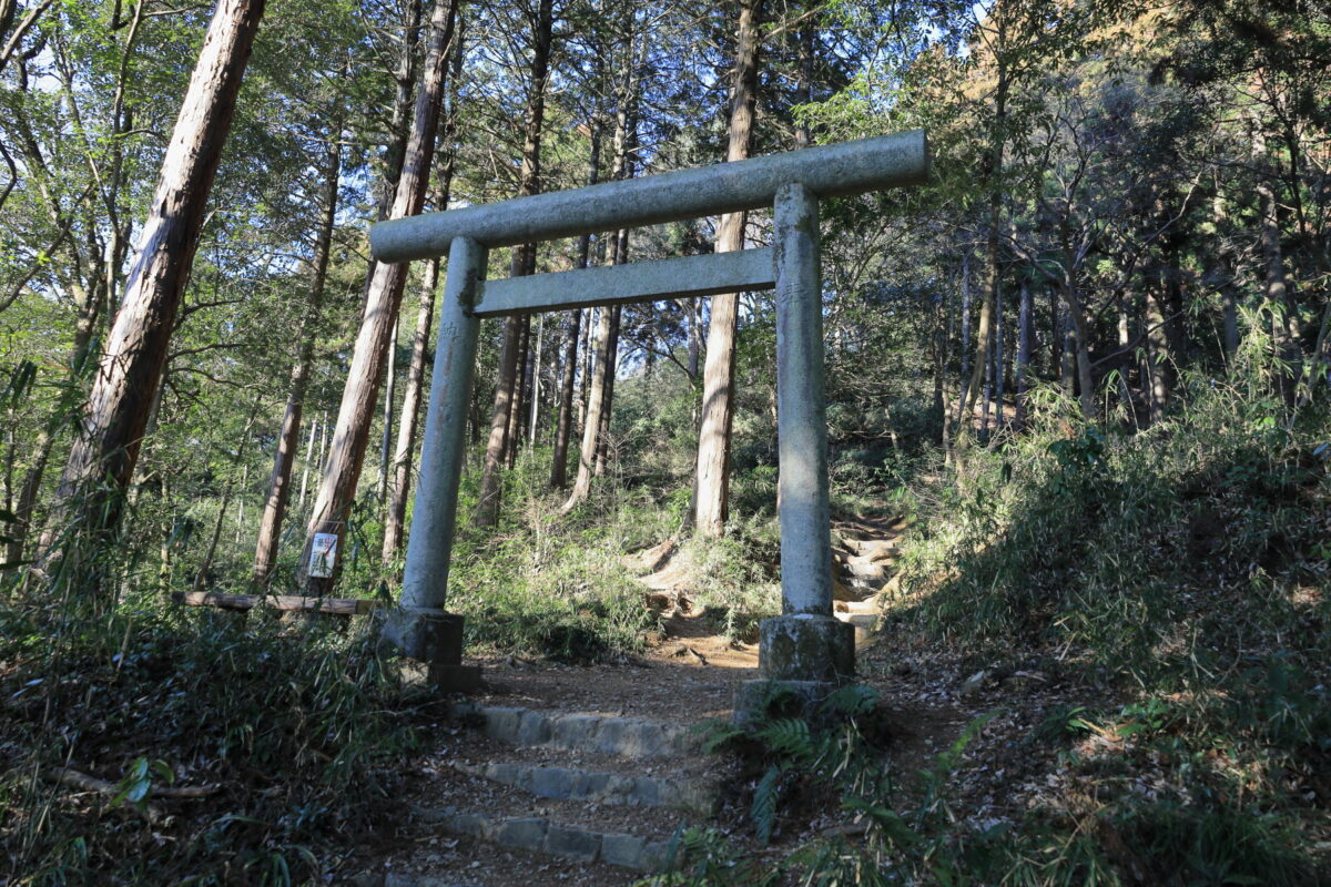 登山口近くにある八王子神社の鳥居