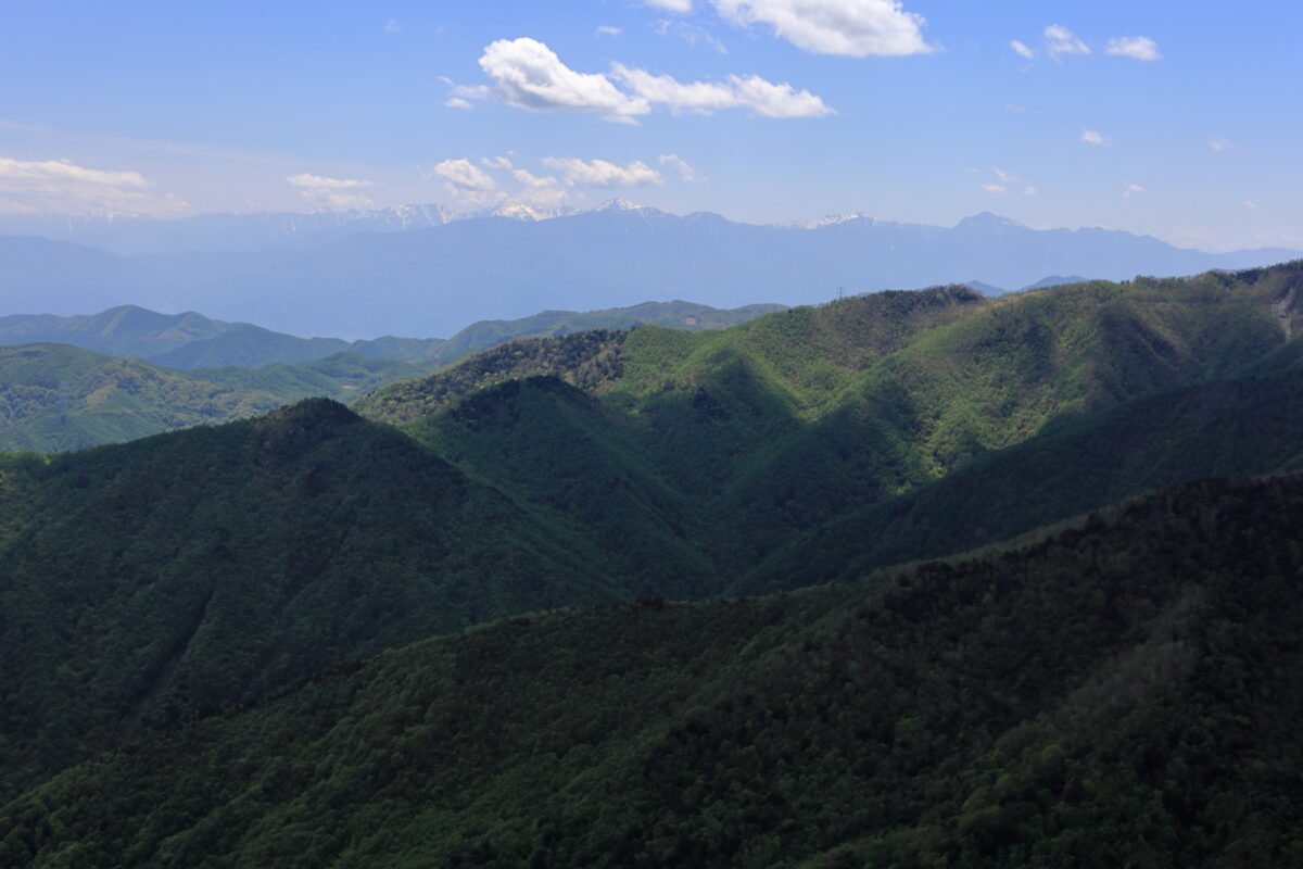 乾徳山山頂から西側の南アルプスの眺望