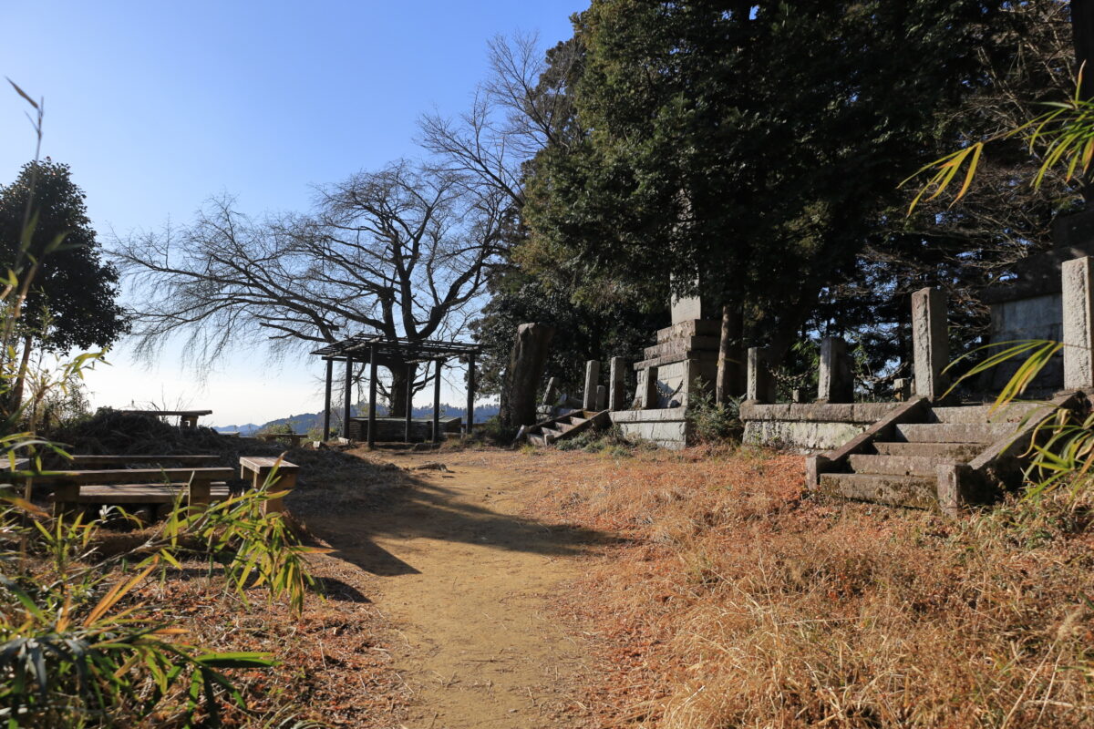 八王子神社のすぐ下にある「松木曲輪」
