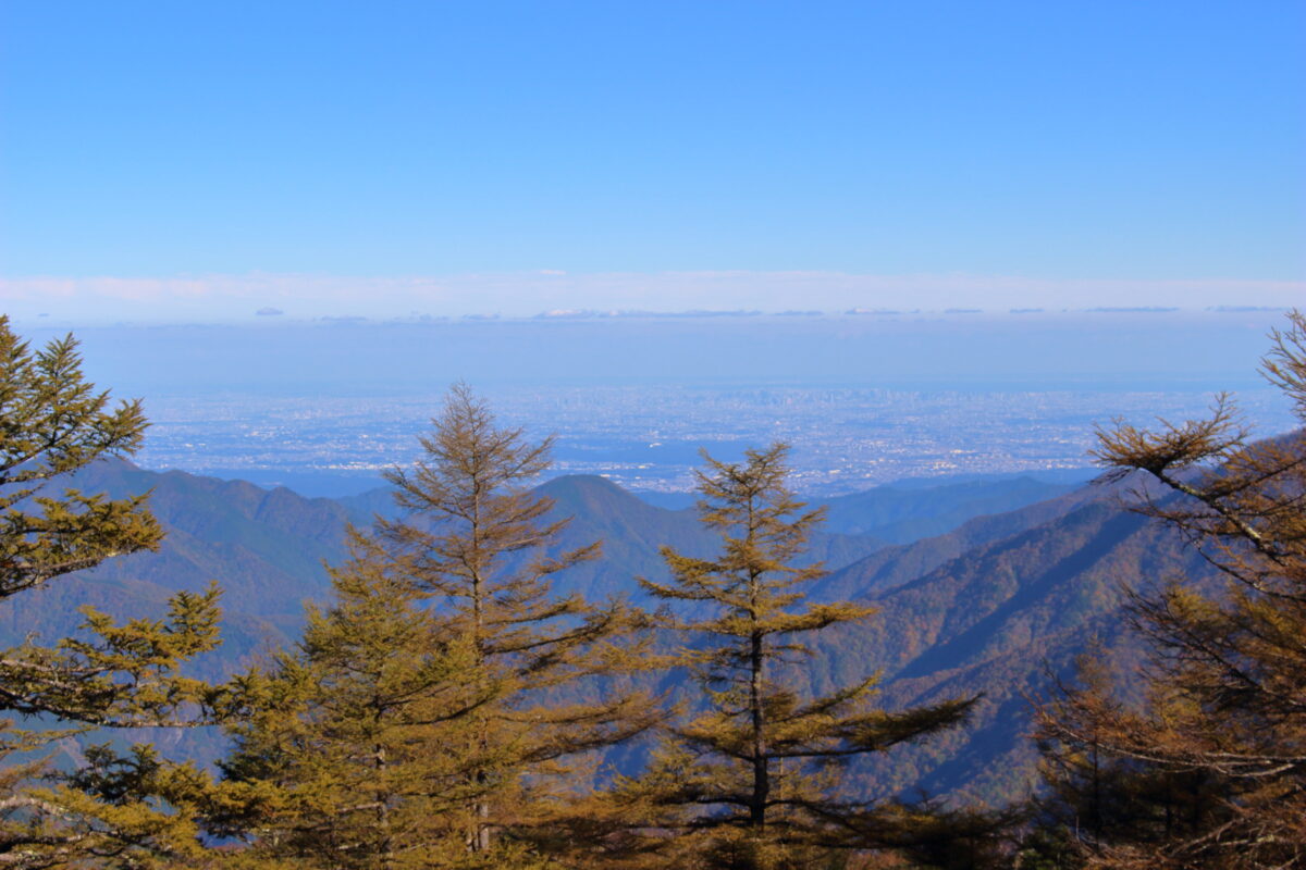 雲取山山頂から眺める東京の街並み