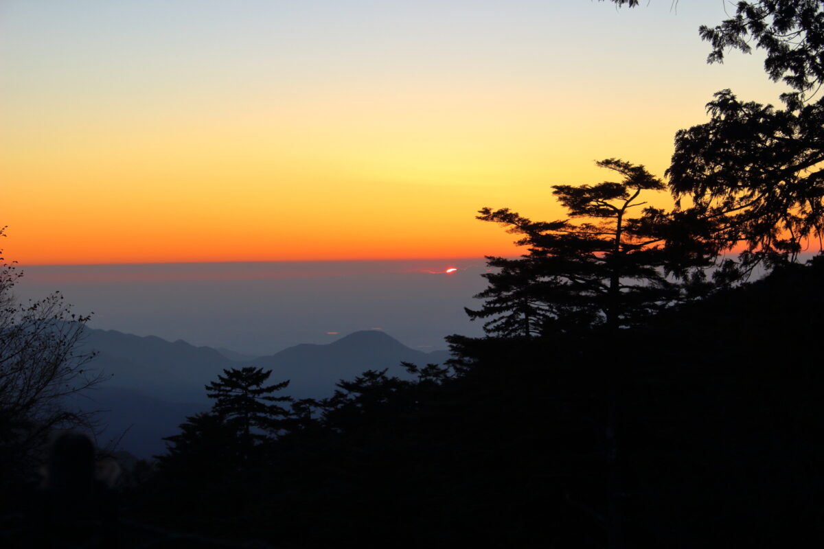 雲取山荘前から眺める日の出