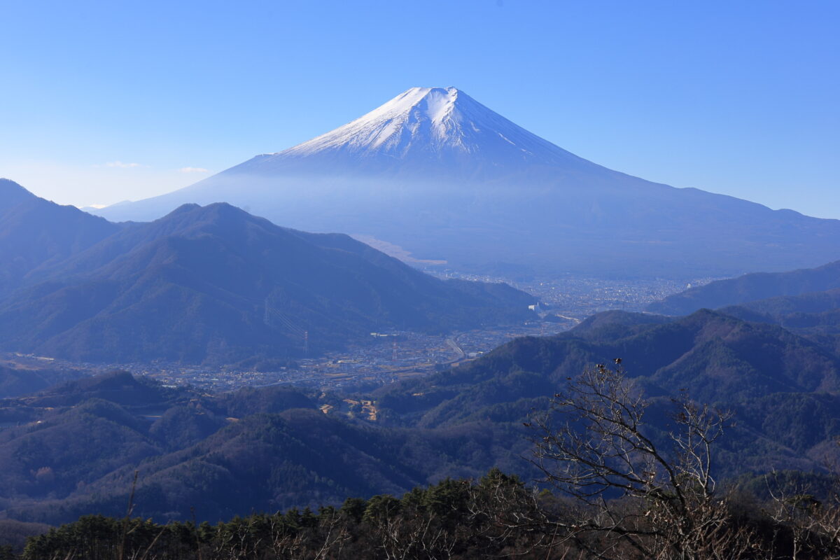 高川山山頂から眺める絵画のように美しい富士山
