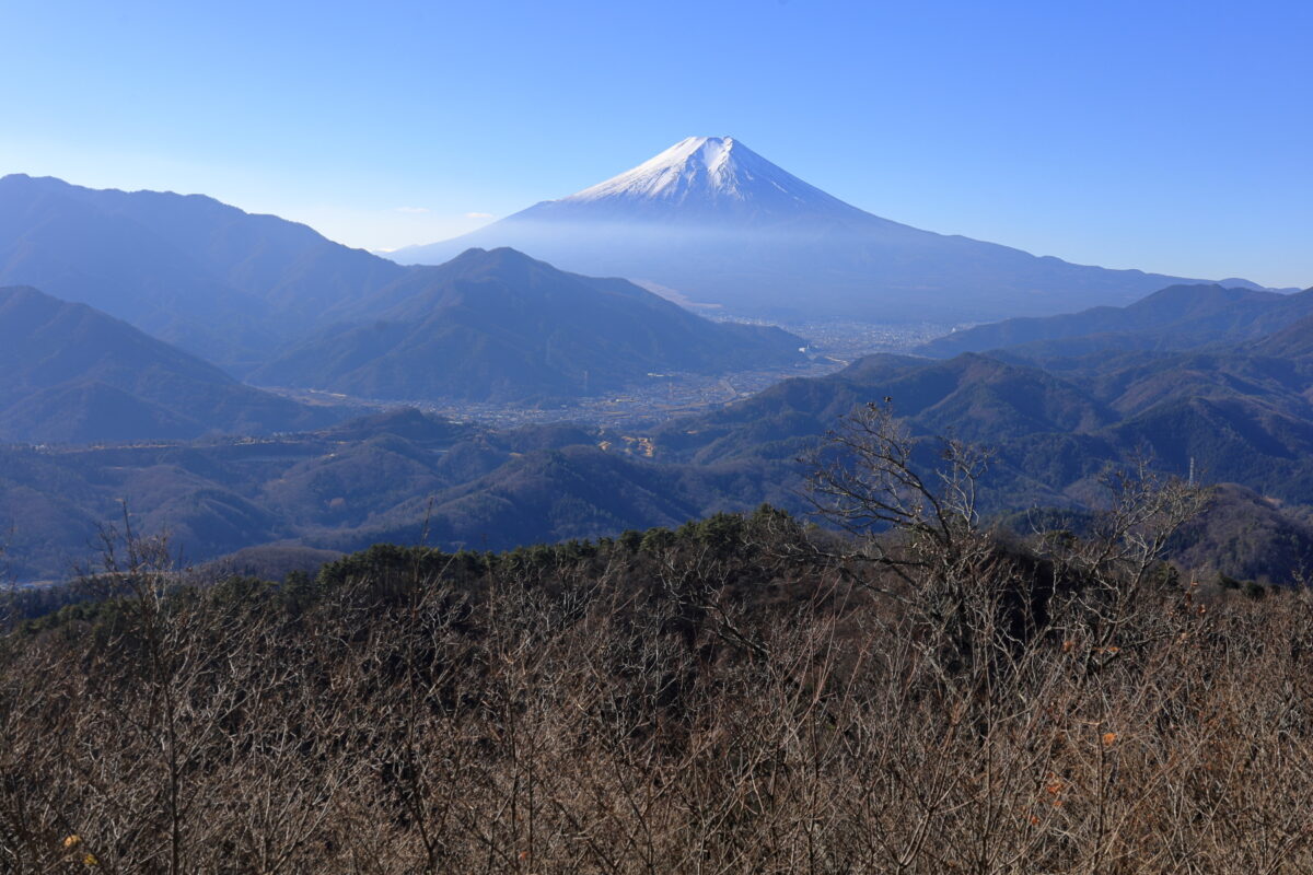桂川がつくる谷の奥にそびえる富士山