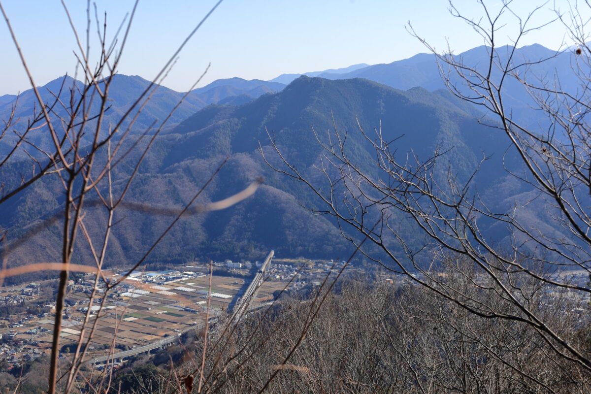 高川山山頂から眺める九鬼山のリニア新幹線の実験線