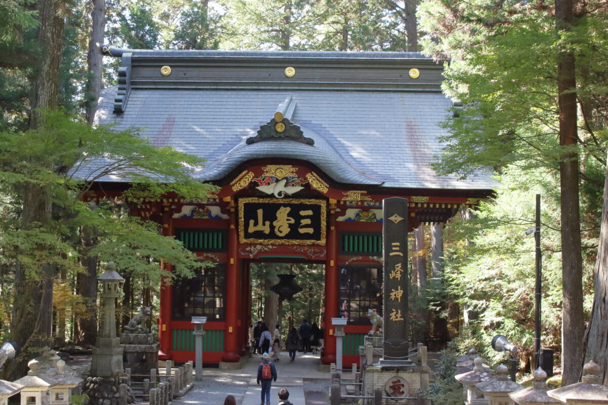 三峯神社の「随身門」