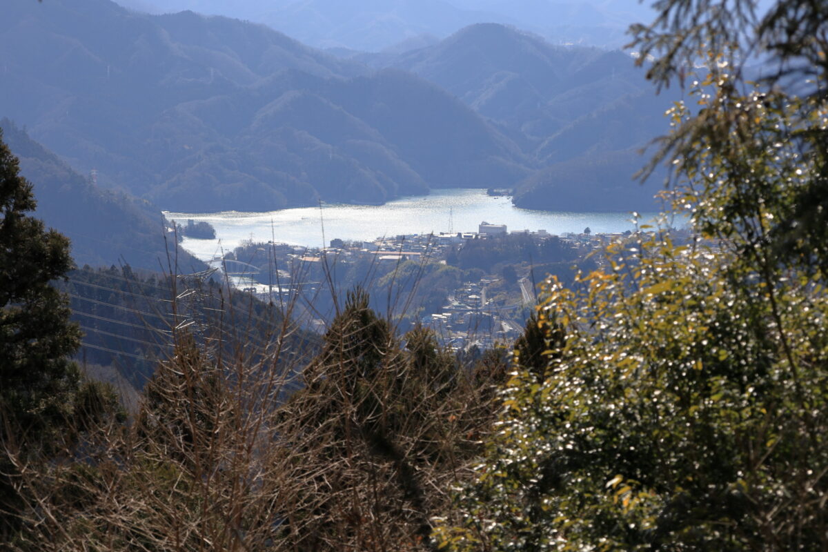 小仏峠から登り返したところからの相模湖の眺め