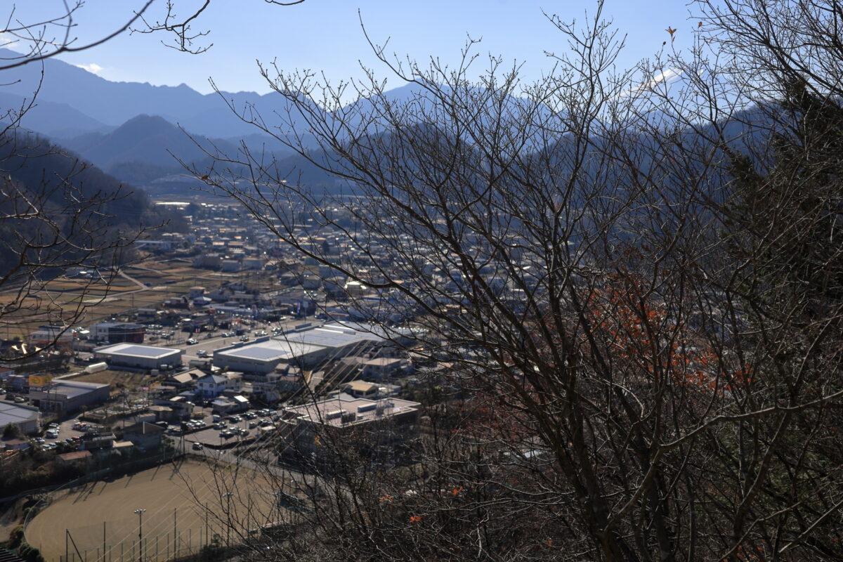 眼下に見える街並みと富士山