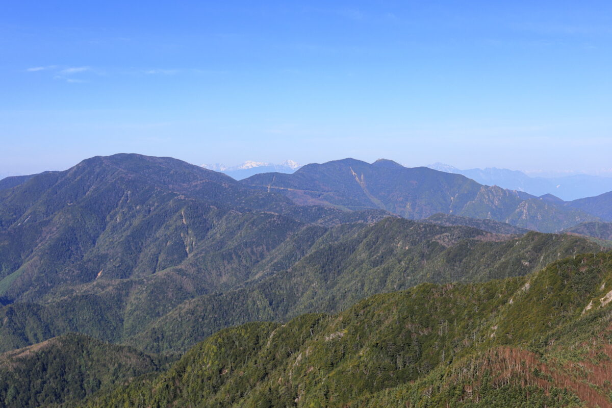 甲武信ヶ岳山頂からの南アルプスの眺め