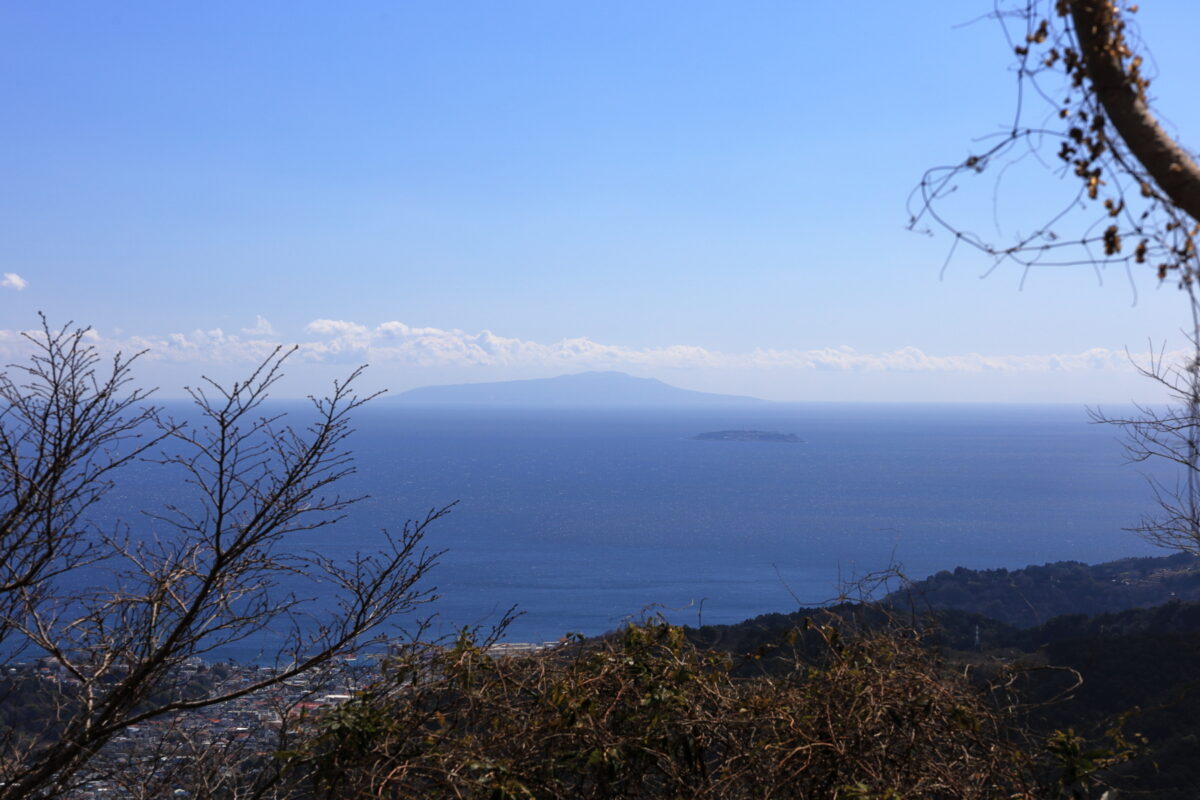 幕山登山道からの相模湾、初島、伊豆大島の眺め