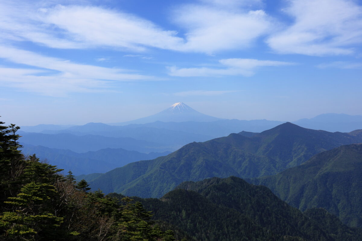 甲武信ヶ岳山頂直下の急坂から眺める富士山