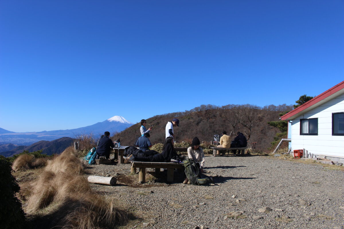 富士山を望む花立山荘手前の広場