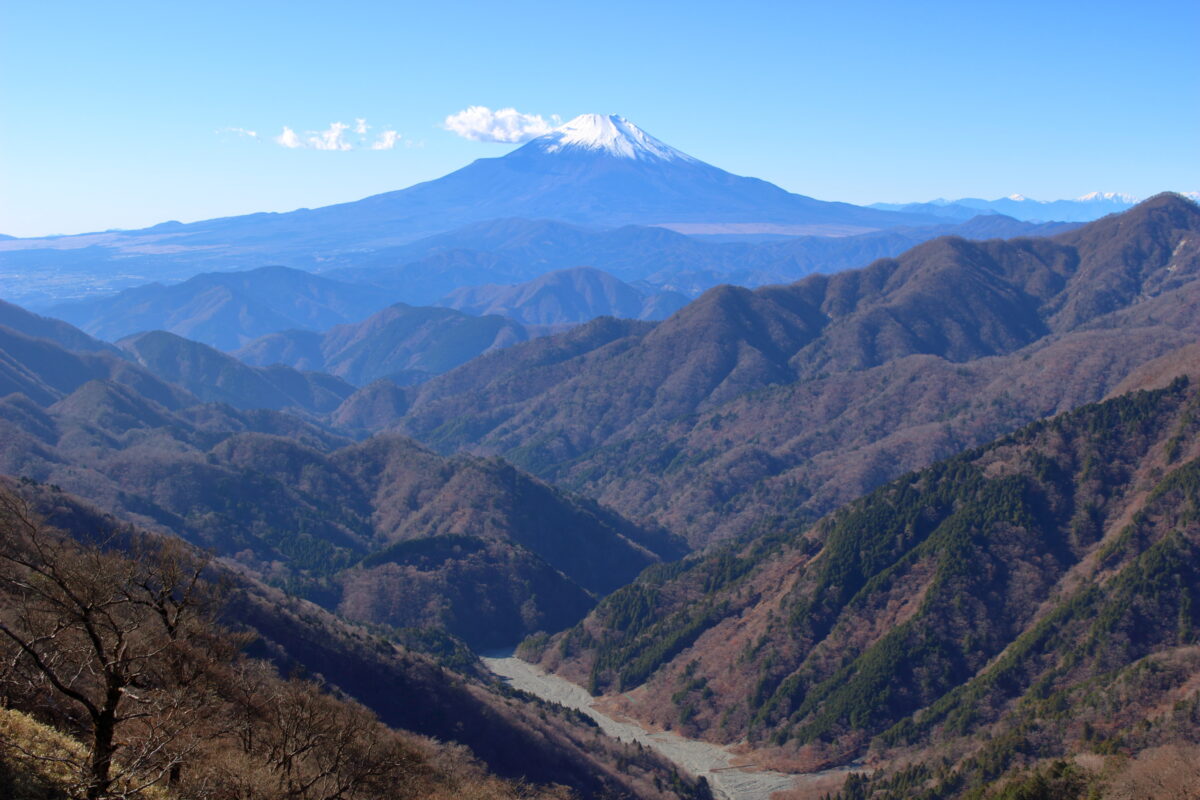 塔ノ岳～丹沢山の登山道から眺める富士山とユーシン渓谷