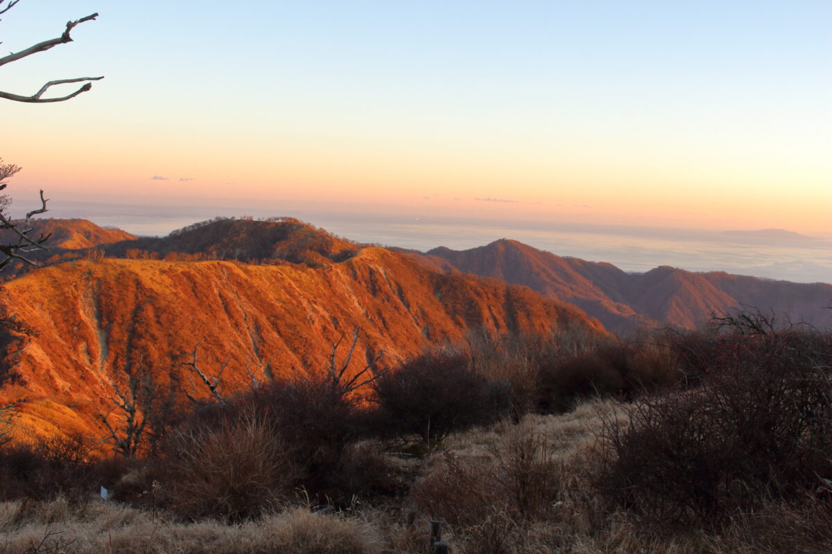 夕陽で赤く染まる丹沢の山々