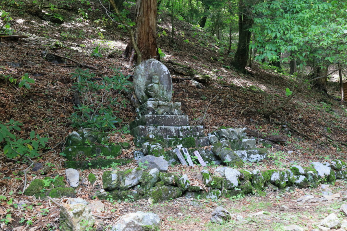 清滝小屋の裏にある石仏