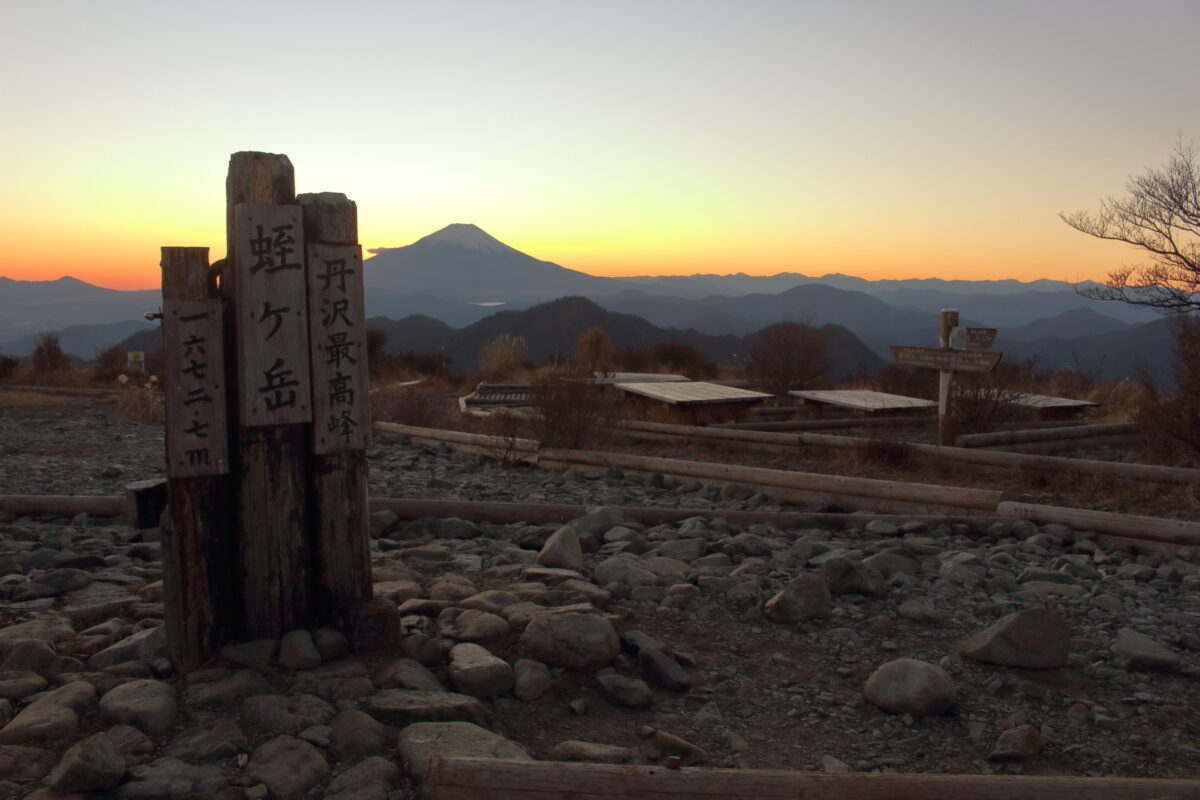 日没後、まだ明るさが残る蛭ヶ岳山頂からの眺望