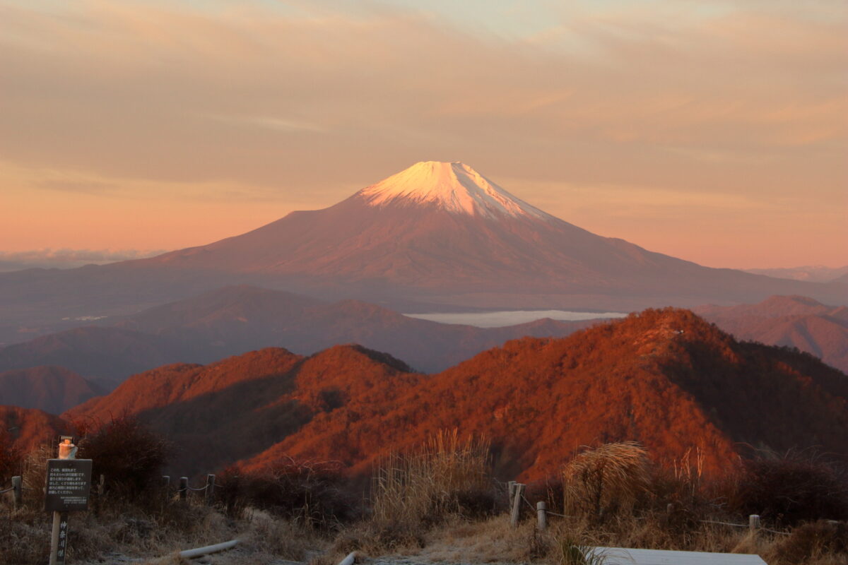 朝日に照らされて赤く染まる富士山と丹沢の山々