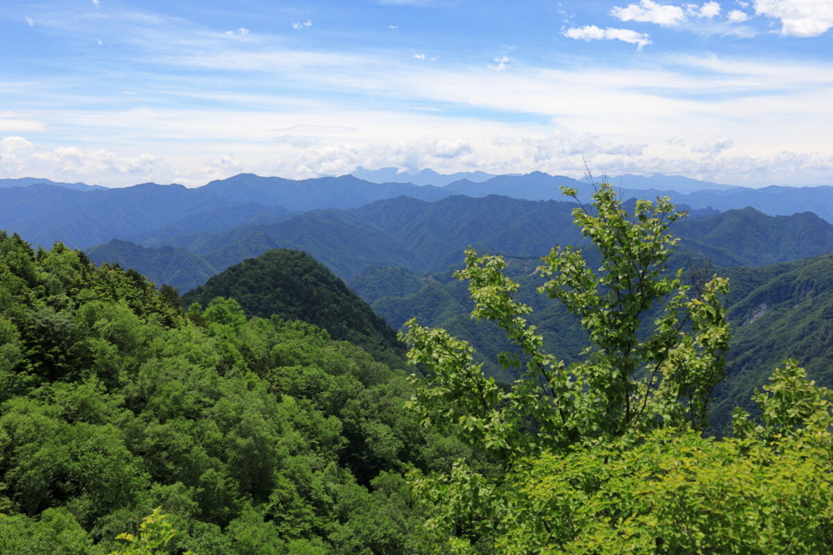 両神山山頂から西側の八ヶ岳の眺望