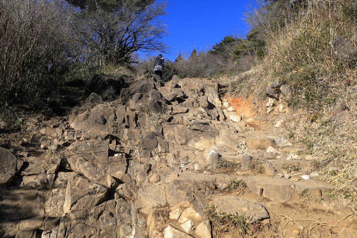 おたつ石コース序盤の岩が多めの登山道