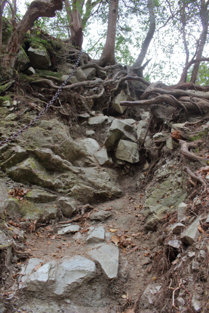 急な鎖場もある檜洞丸の登山道