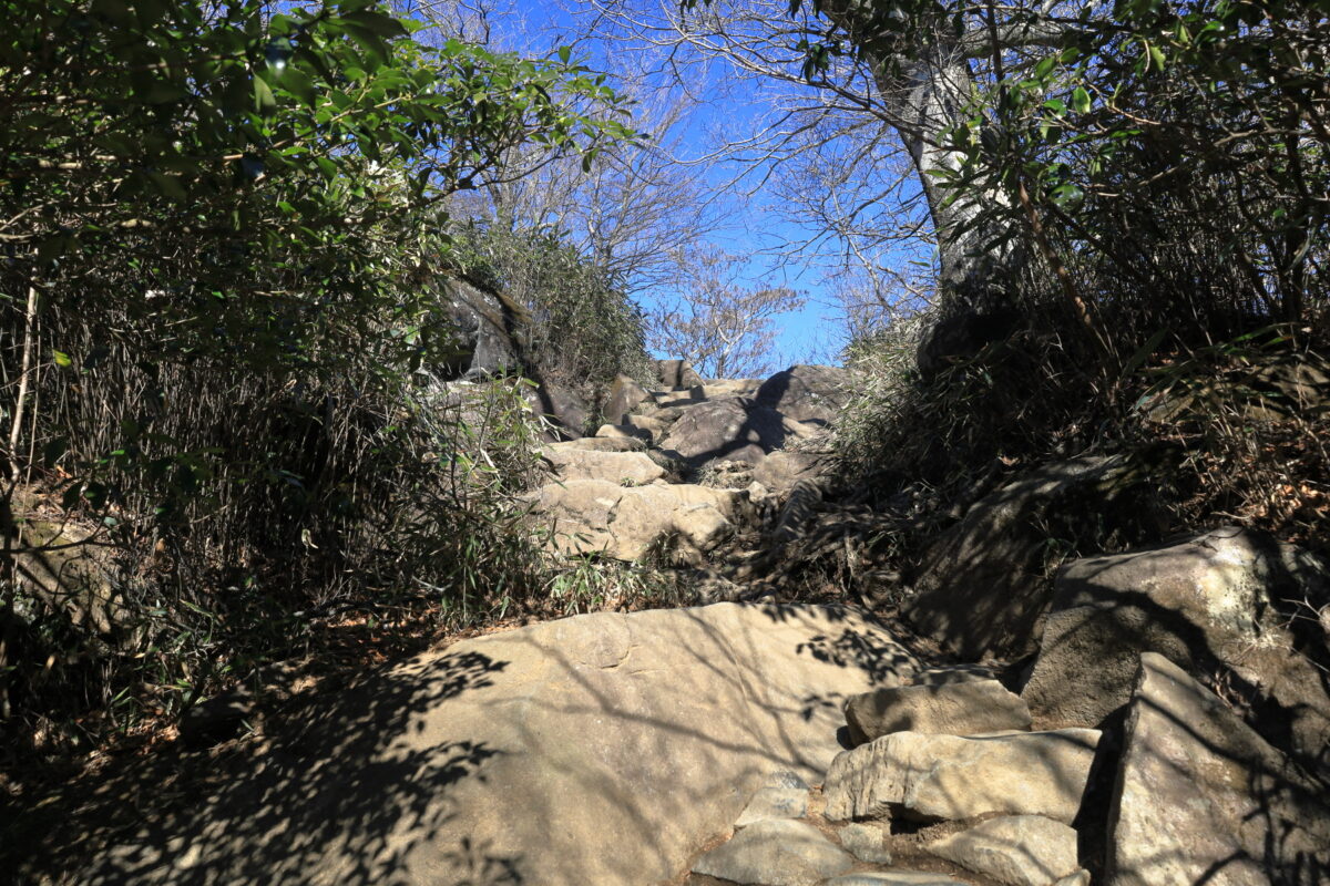 岩が多い急登が続く白雲橋コース後半