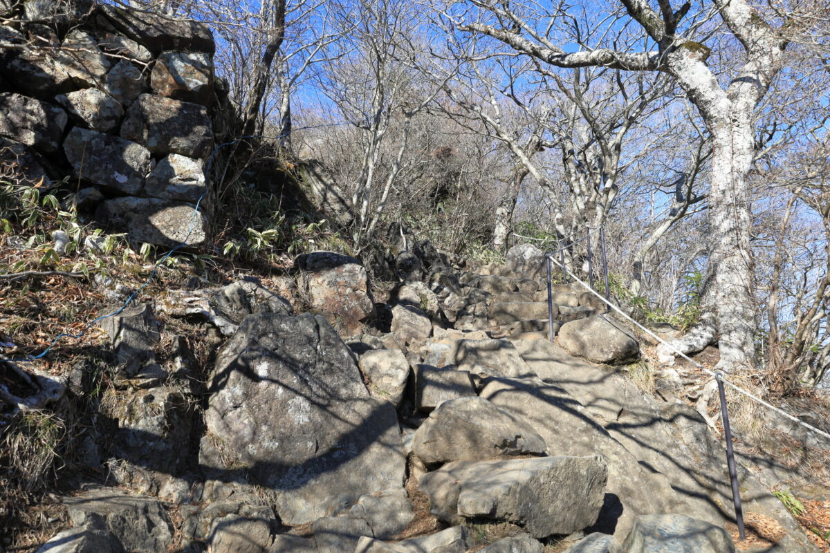 岩が多い男体山山頂へ向かう登山道の様子