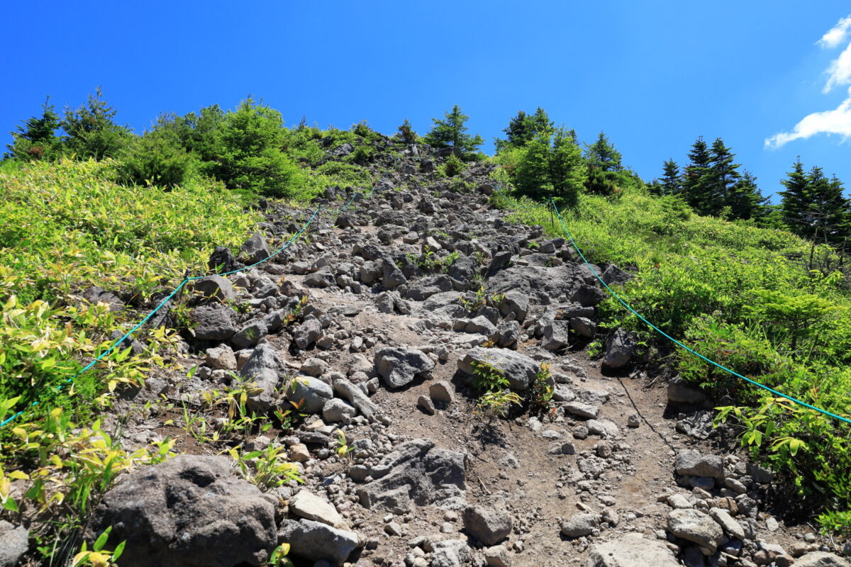 四阿山の標高2000m付近の岩がゴロゴロした登り