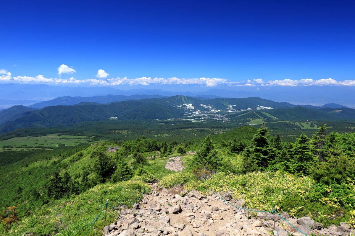 四阿山登山道からの菅平高原の眺望