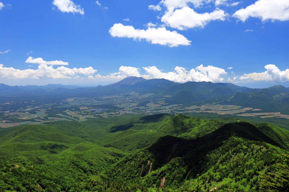 四阿山山頂からの嬬恋村と浅間山の眺め