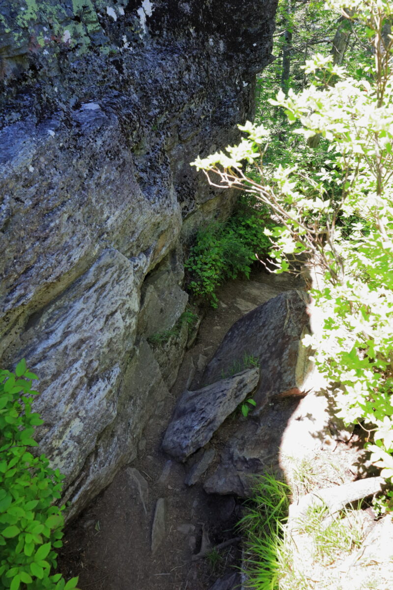 根子岳山頂近くの大きな岩を巻く登山道