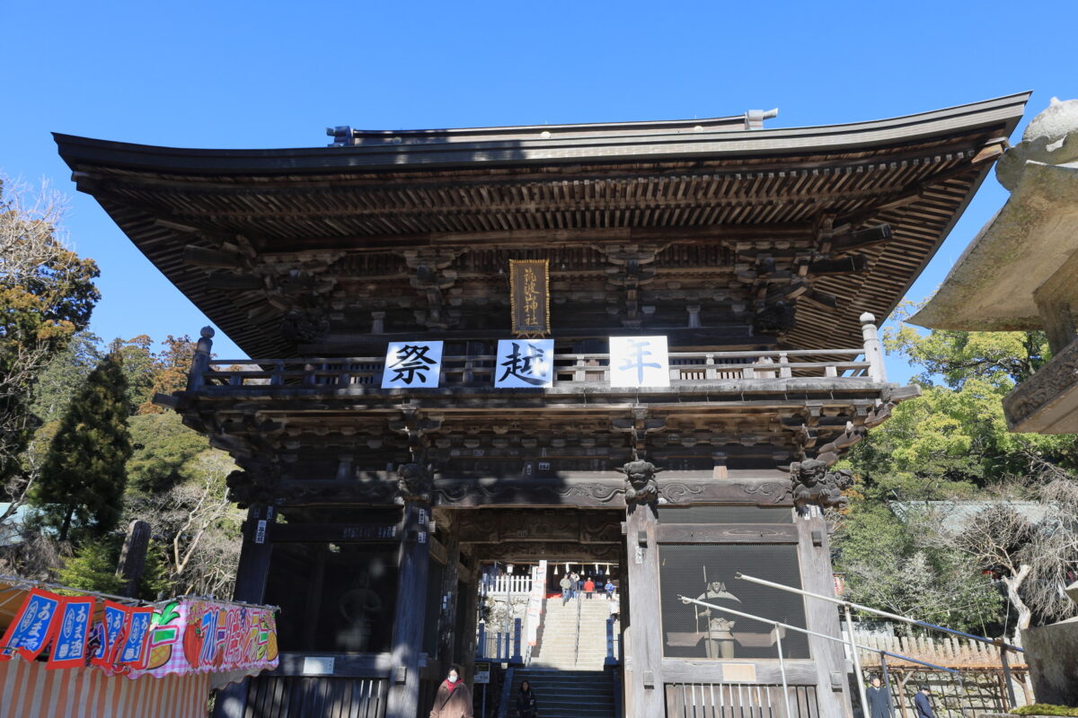 拝殿前にある立派な門「筑波山神社随神門」