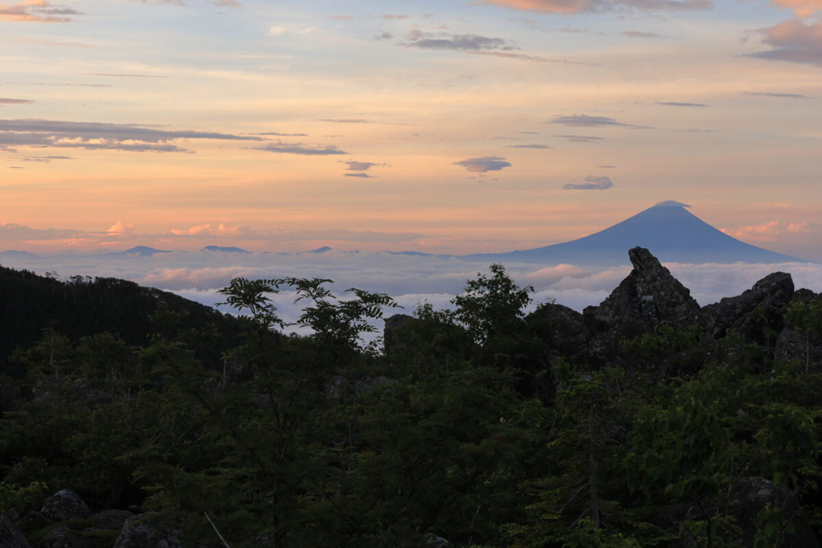 青年小屋から眺める雲海に浮かぶ富士山