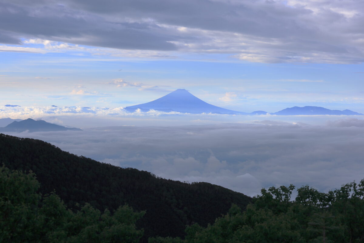 雲海の上に浮かぶような富士山
