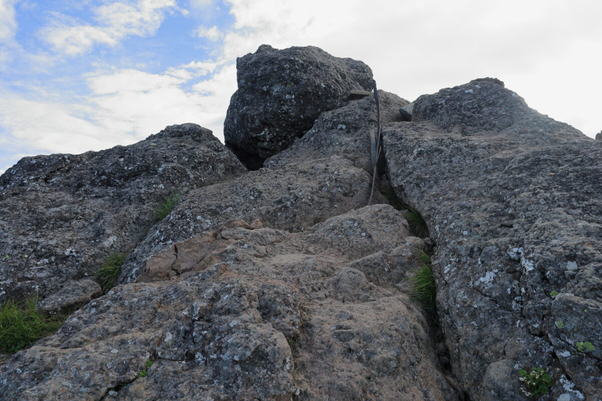 権現岳山頂の大岩と古びた鉄剣