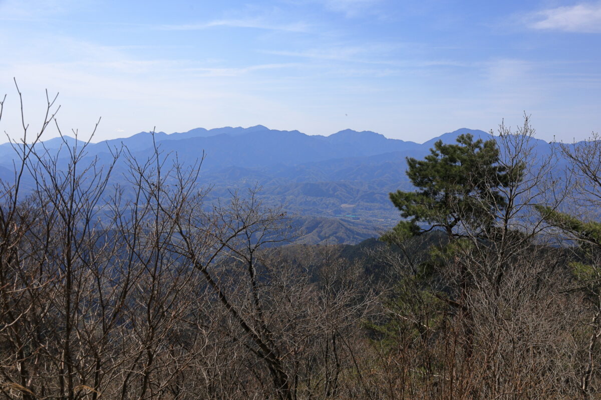 茅丸山頂からの丹沢の山々の眺め