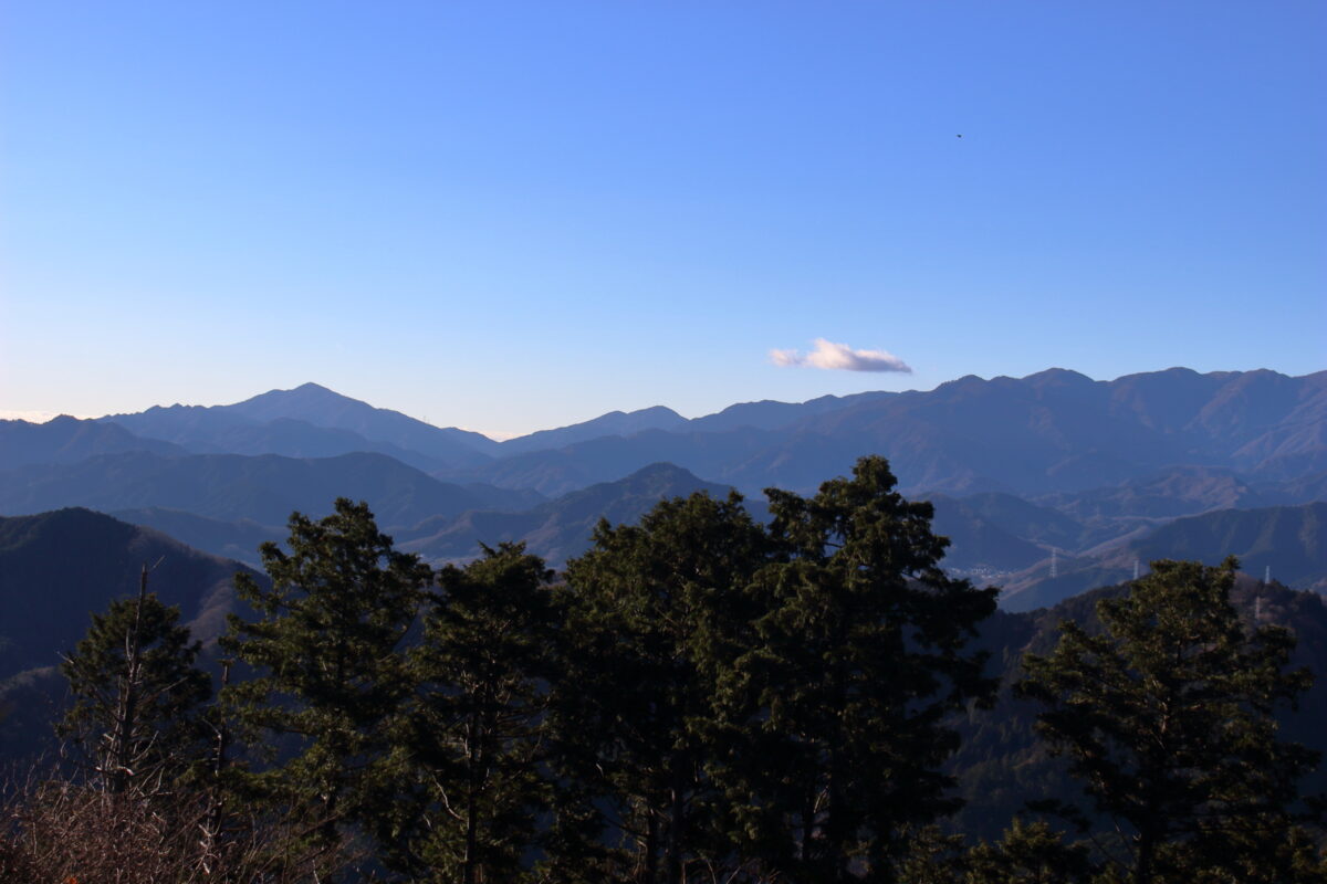 高尾山山頂から眺める丹沢の稜線