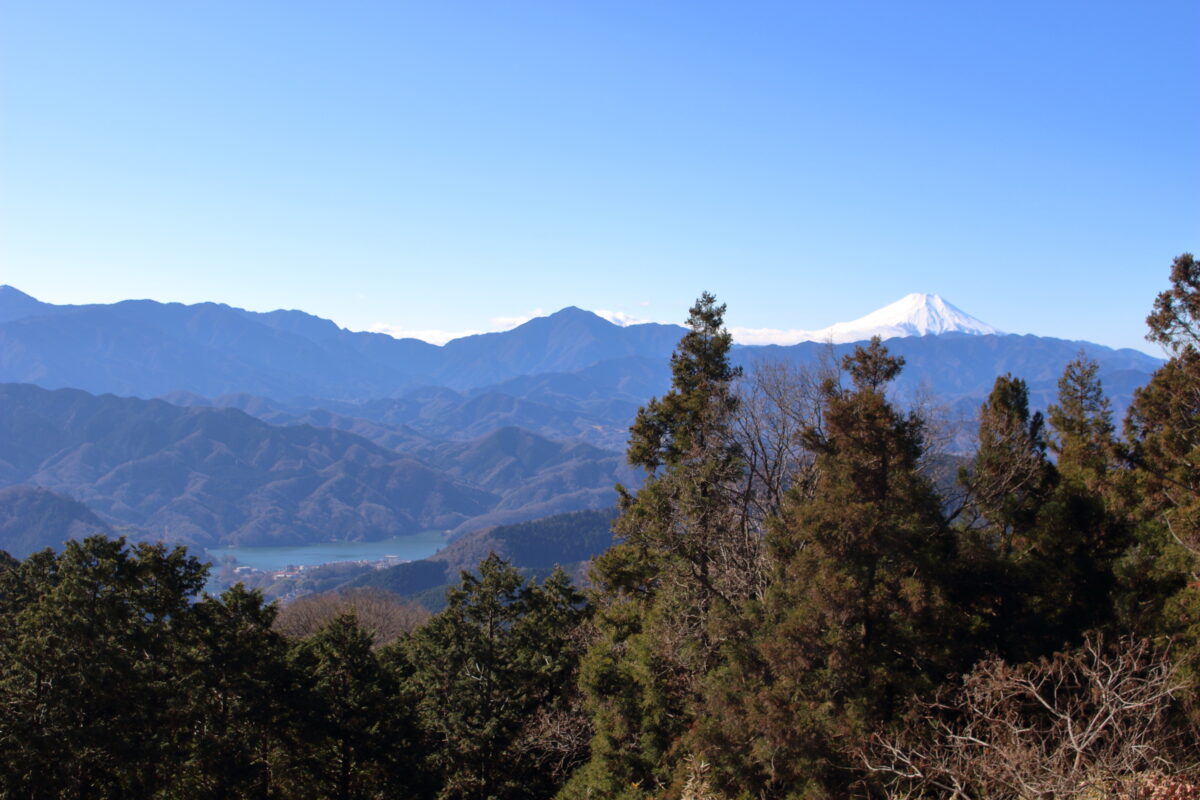 景信山山頂から眺める富士山と相模湖