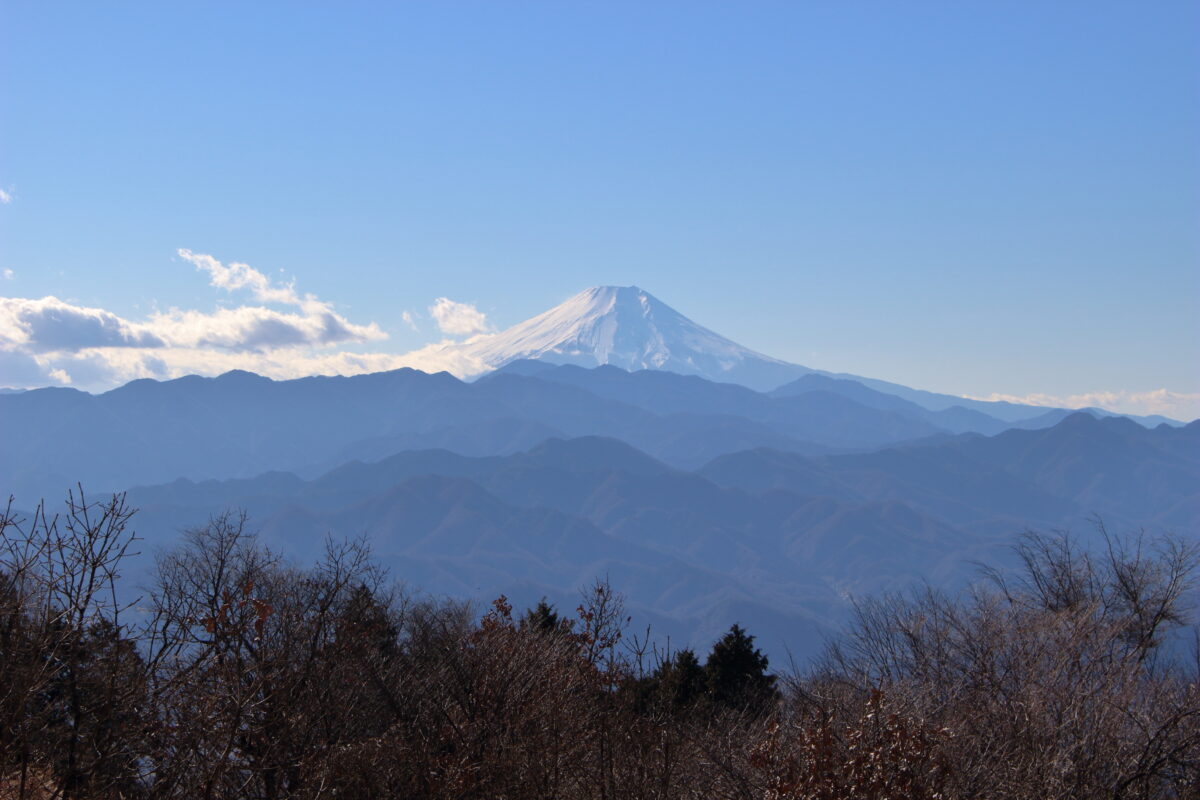 陣馬山山頂からの富士山の眺め