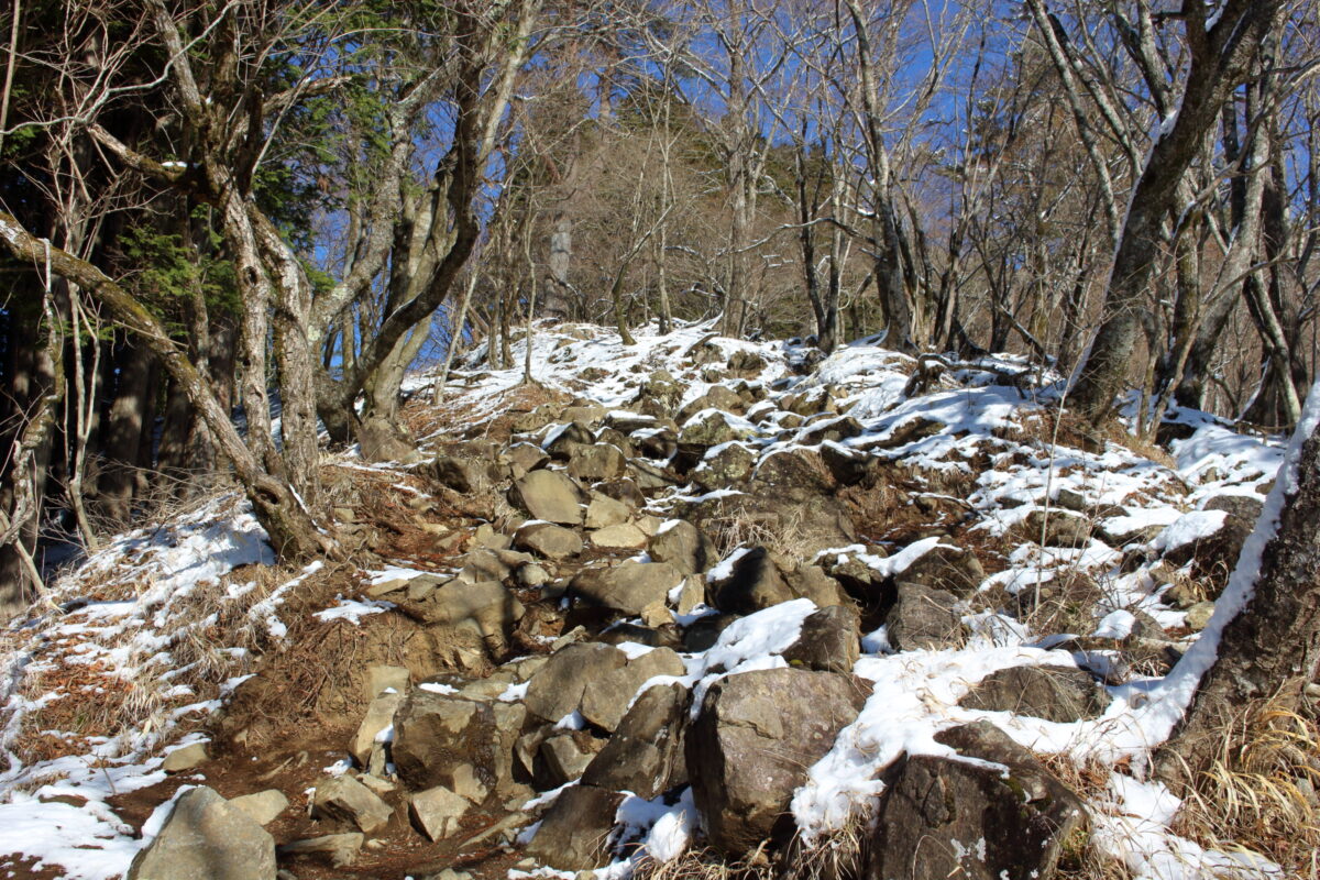 堀山の家の上にある岩がゴロゴロした登山道