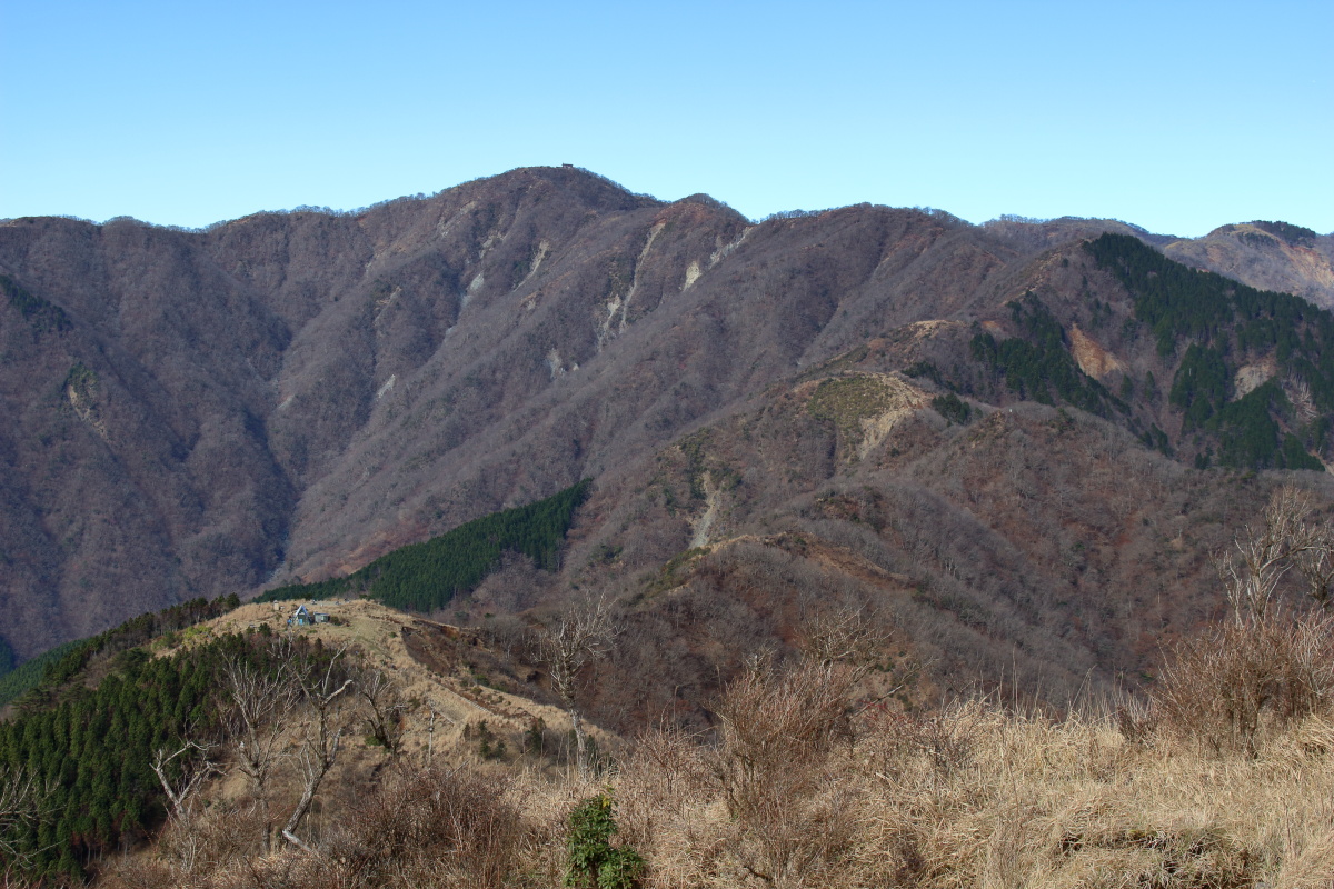 三ノ塔から眺める丹沢表尾根の稜線